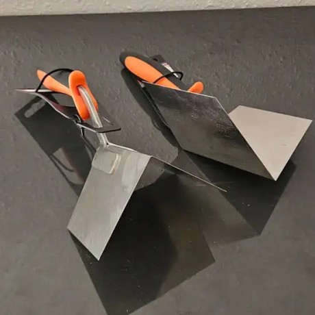 une paire de couteau d'angle EDMA